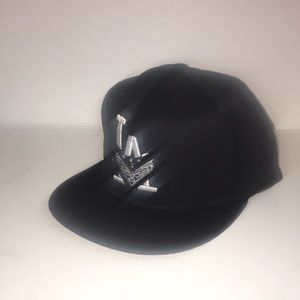 MENS STYLISH EMBROIDERED ADJUSTABLE STRAP BACK BALL CAP L A CRIMES NEW NOT WORN.